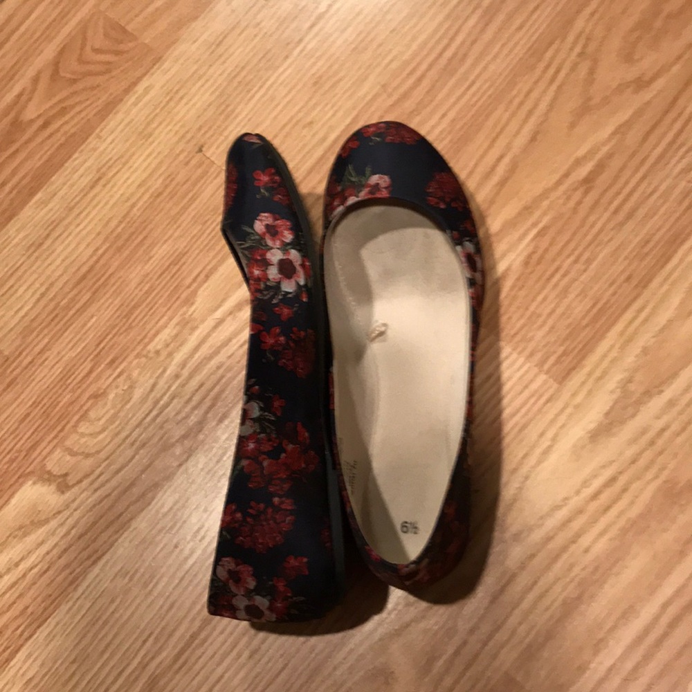 Navy floral flats! Euc!
